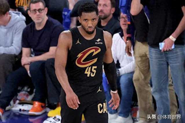 就这表现还当老大？米切尔G4烂到根，-22正负值比哈登还坑